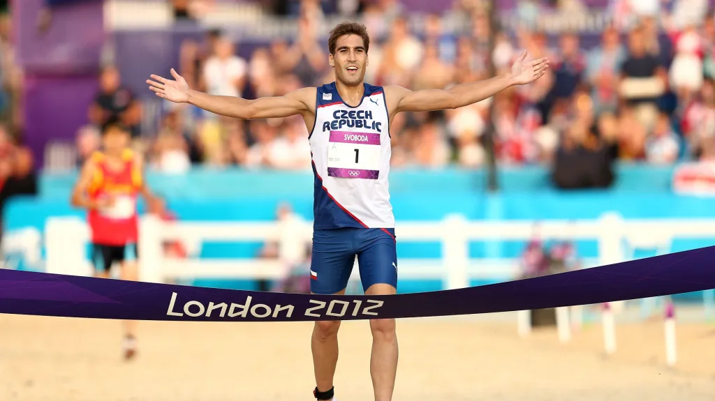 David Svoboda probíhá cílovou pásku a získává zlato v moderním pětiboji