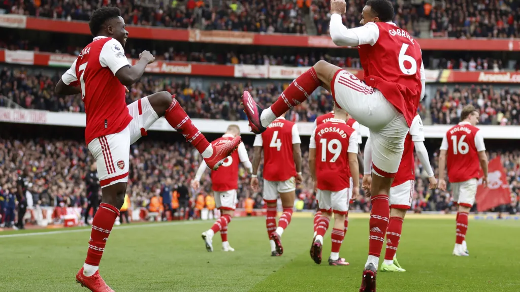 Bukayo Saka a Gabriel Magalhães oslavují gól Arsenalu