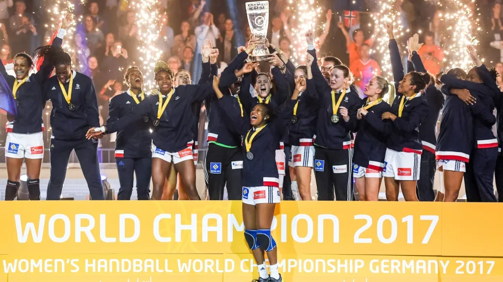 Házenkářky Francie s vítěznou trofejí z MS