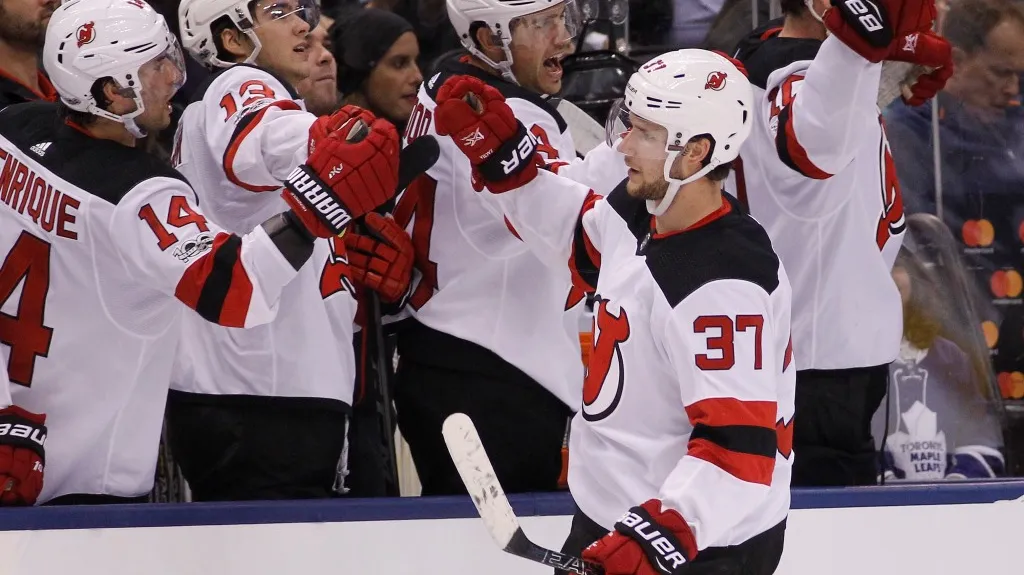 Pavel Zacha se spoluhráči