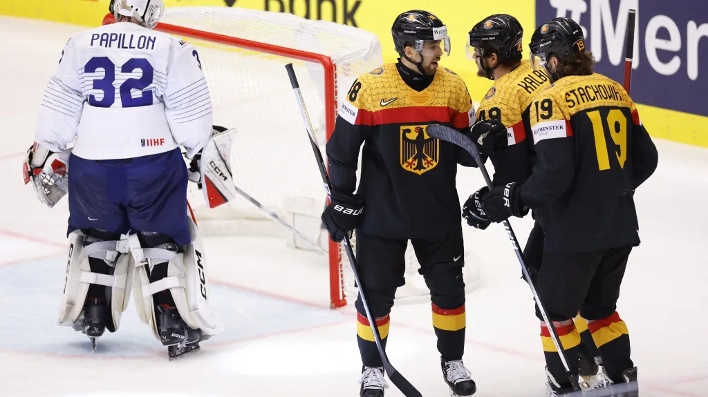 Hokejisté Německa se radují z gólu v síti Francie