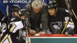 Trenér Pittsburgh Penguins Ivan Hlinka udílí pokyny Mariu Lemieuxovi (vpravo) a Martinu Strakovi