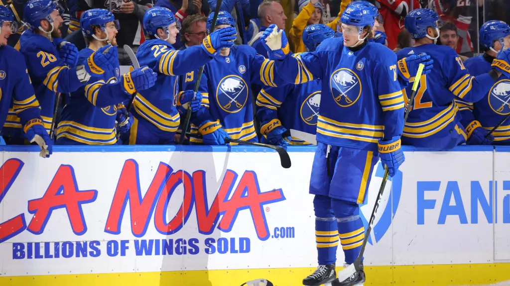 Tage Thompson slaví branku se spoluhráči