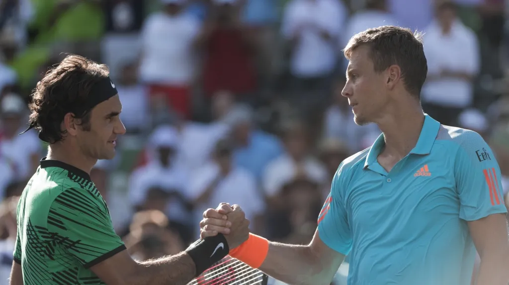 Roger Federer (vlevo) a Tomáš Berdych