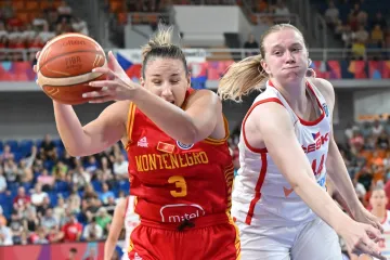 Julia Reisingerová v souboji s Bojanou Kovačevičovou