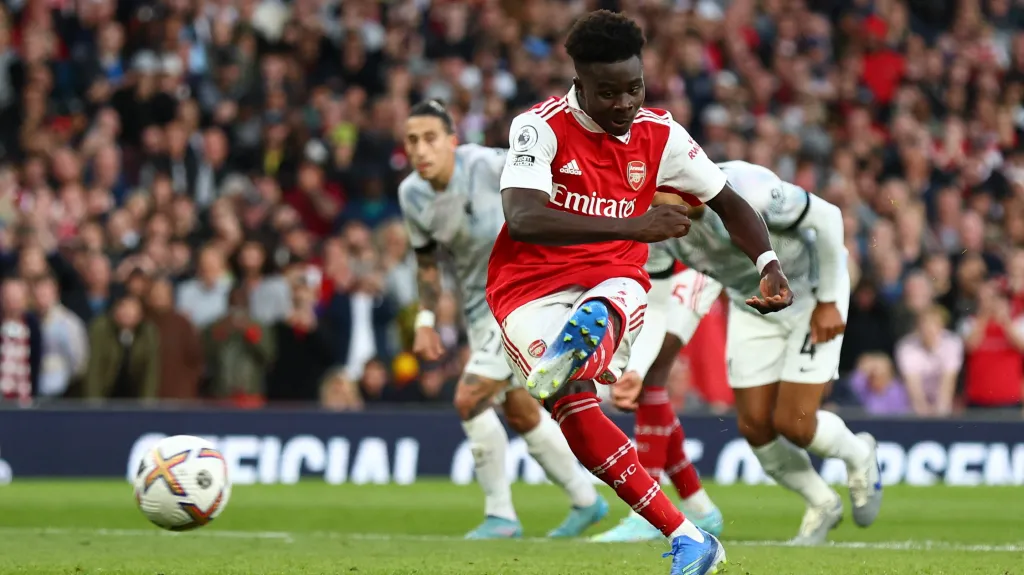 Bukayo Saka z Arsenalu střílí gól do sítě Liverpoolu