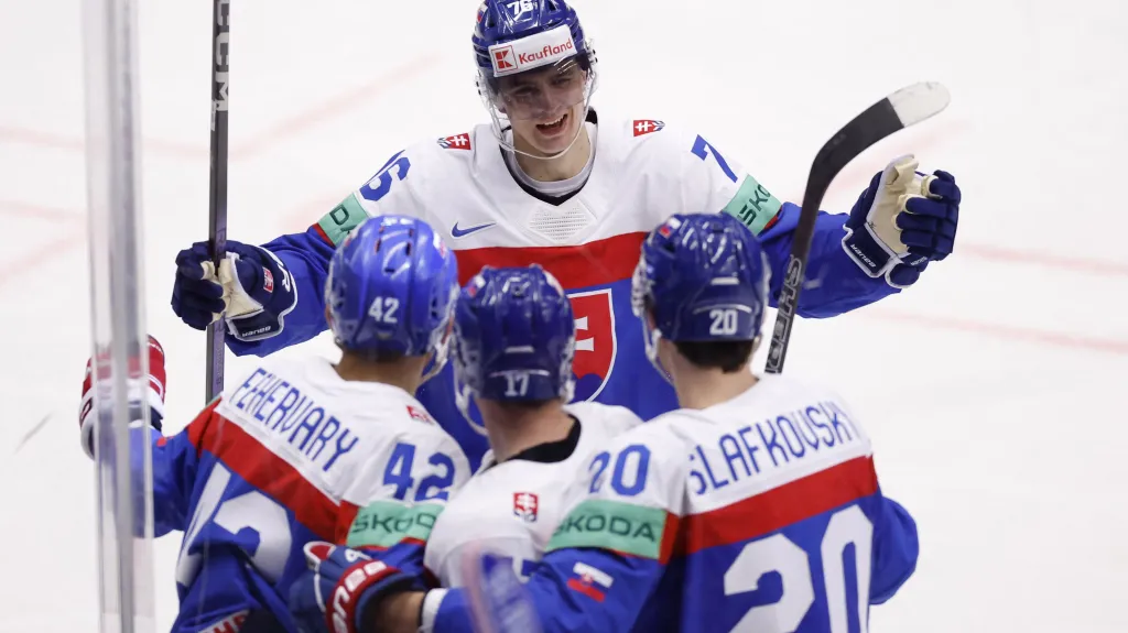 Šimon Nemec oslavuje se spoluhráči gól