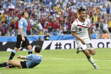 Marco Ureňa dává třetí gól do sítě Uruguaye