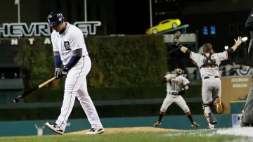 Smutný Miguel Cabrera a radost hráčů Giants