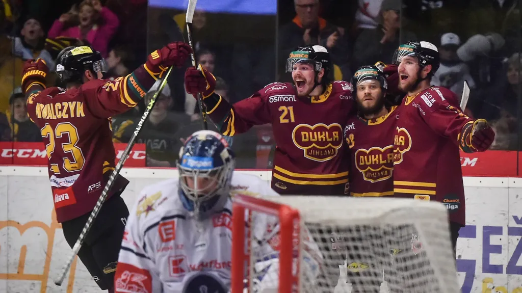 Hokejisté Jihlavy slaví branku proti Kladnu