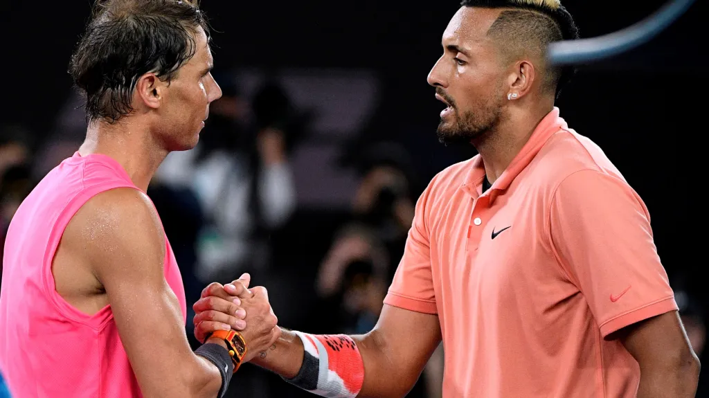 Rafael Nadal (vlevo) a Nick Kyrgios na Australian Open