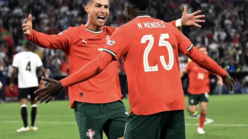 Portugalec Cristiano Ronaldo oslavuje gól