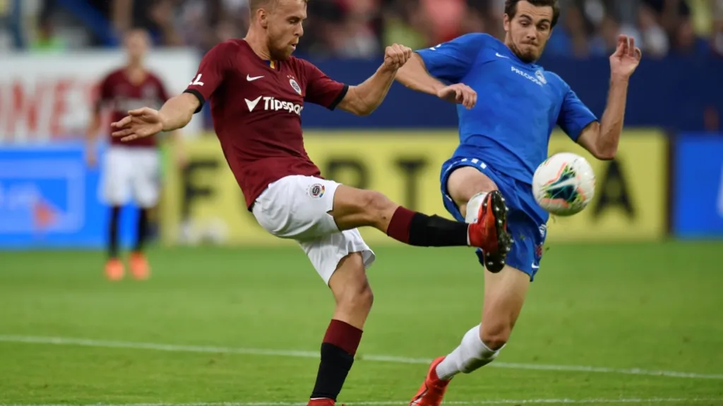 Martin Hašek ze Sparty v souboji s libereckým Tarasem Kačarabou