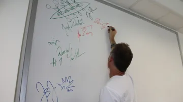 Hašek podepsal i pamětní tabuli