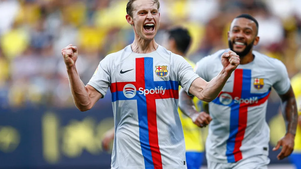 Frenkie de Jong a Memphis Depay oslavují gól Barcelony