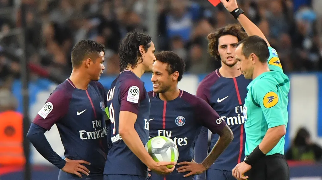 Neymar z PSG (uprostřed) vidí od rozhodčího červenou kartu