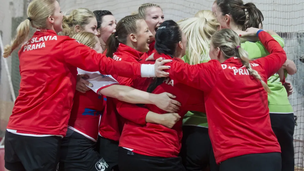 Slavící házenkářky Slavie