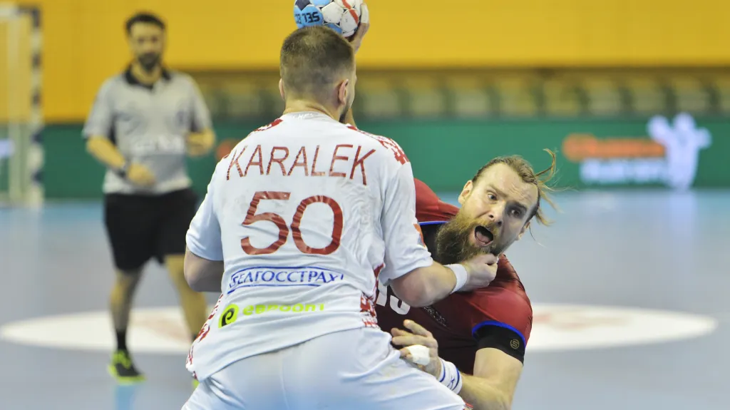 Reprezentant Pavel Horák v souboji s Arťomem Karalkem