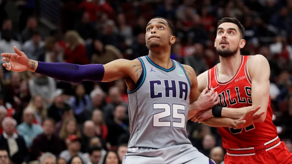 Tomáš Satoranský se snaží ubránit P. J. Washingtona