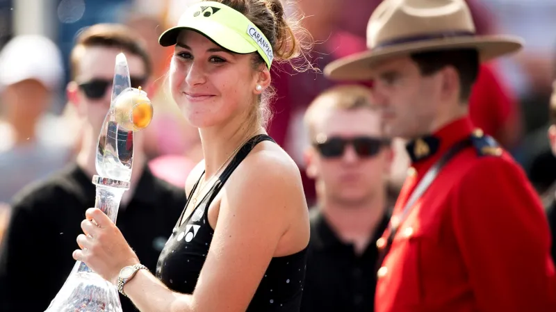 Belinda Bencicová s trofejí pro vítěze turnaje v Torontu
