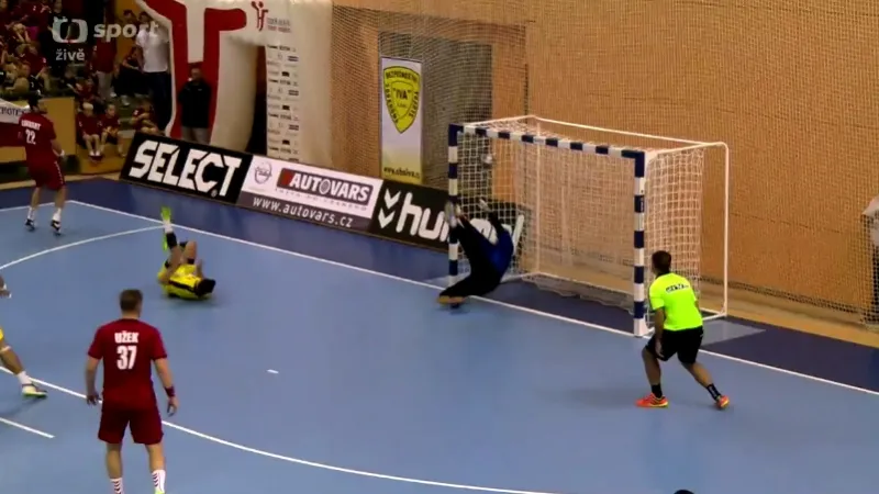 Akrobatický zákrok Martina Galii v duelu s Makedonií