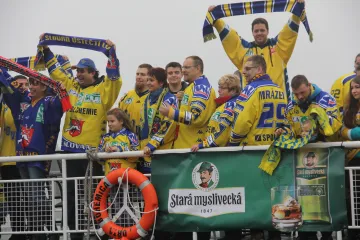 Ústečtí fanoušci na lodi