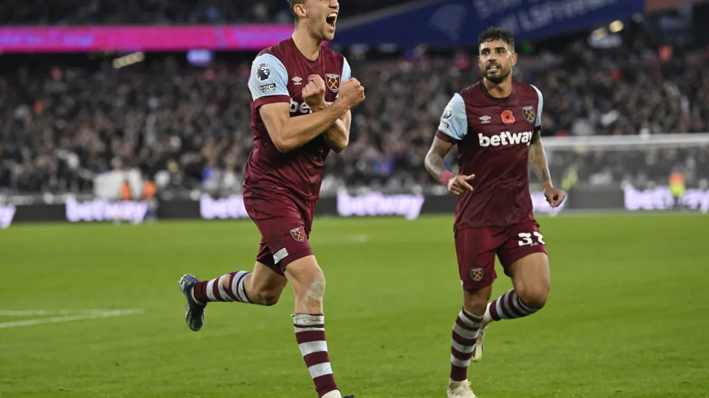 Tomáš Souček z West Hamu oslavuje gól v Premier League