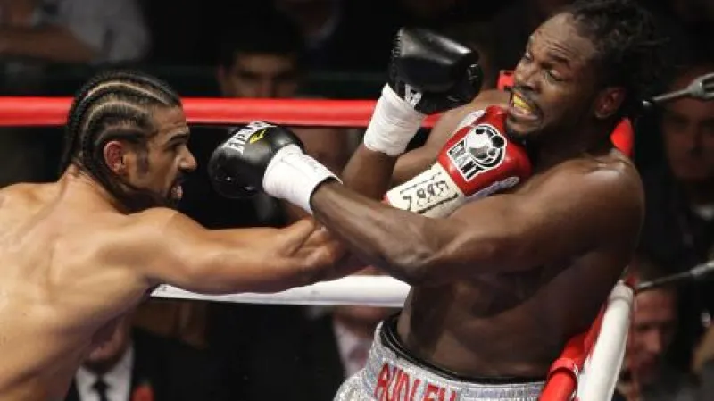 Britští boxeři David Haye (vlevo) a Audley Harrison v zápase o titul WBA v těžké váze