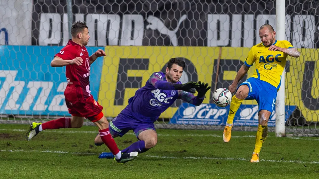 Teplický brankář Luděk Němeček zasahuje proti Olomouci