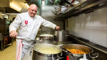 Kuchař českého týmu Rudolf Juriga připravuje večeři v Tours