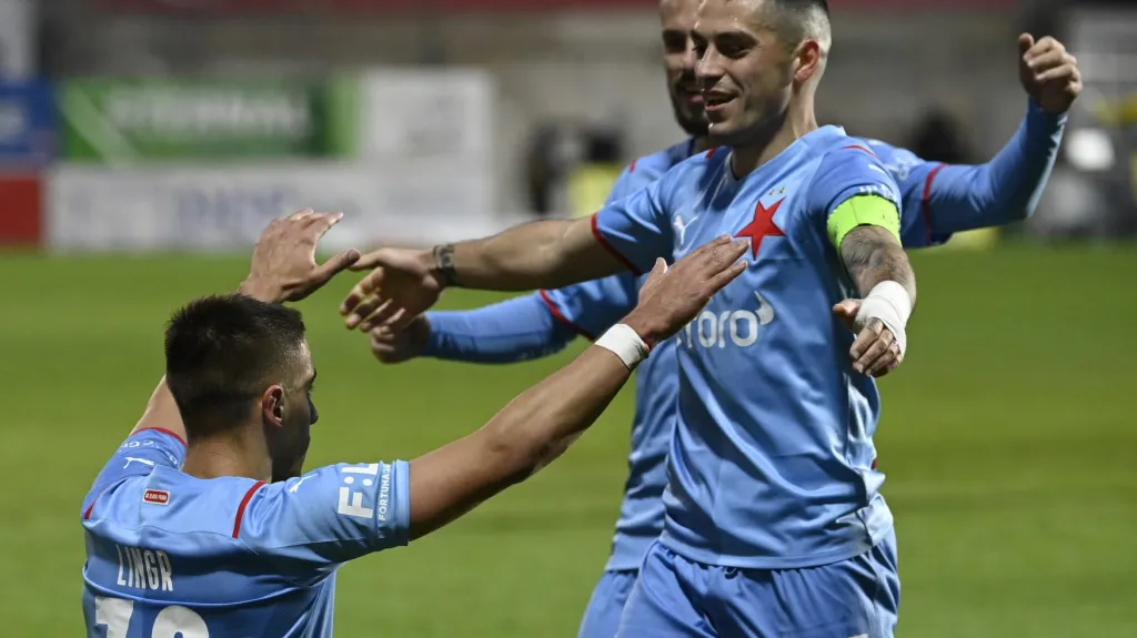 Fotbalisté Slavie se radují z gólu v Ďolíčku