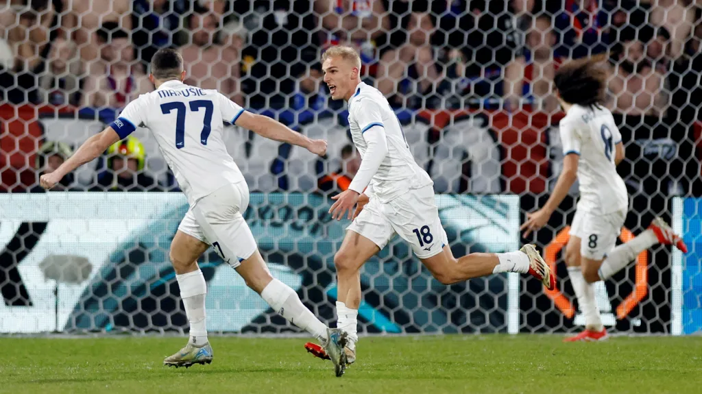 Hráči Lazia slaví druhý gól do plzeňské sítě