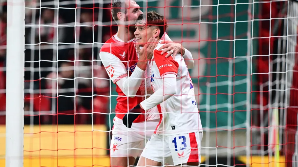 Mojmír Chytil přijímá gratulace od Tomáše Chorého