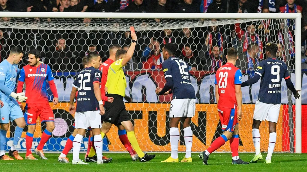 Eduardo Santos dostává červenou kartu