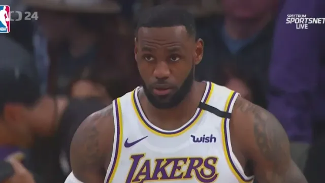 Jamesův 90. triple double zajistil Lakers vítězství