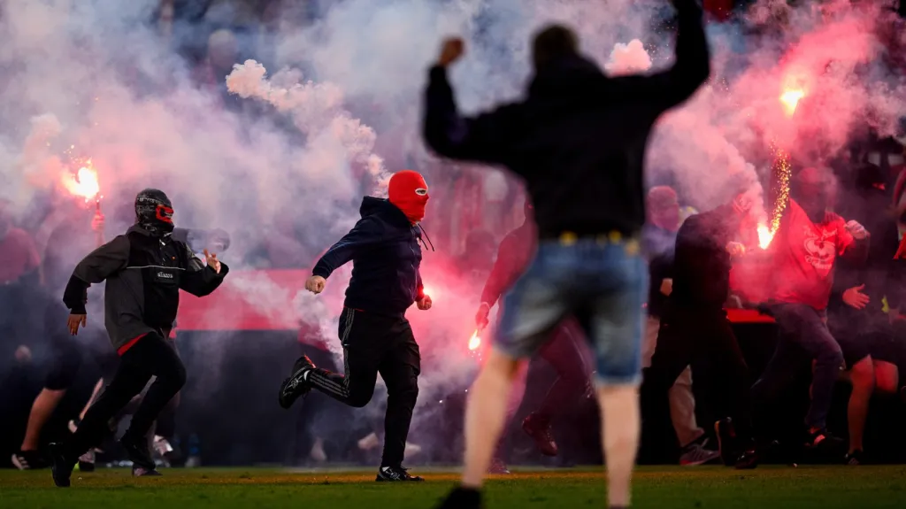Výtržnosti během derby mezi Slavií a Spartou