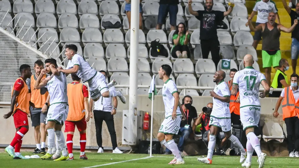 Fotbalisté Omonie Nikósie  s Janem Lecjaksem slaví gól