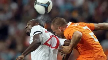 Souboj v utkání Nizozemsko - Anglie