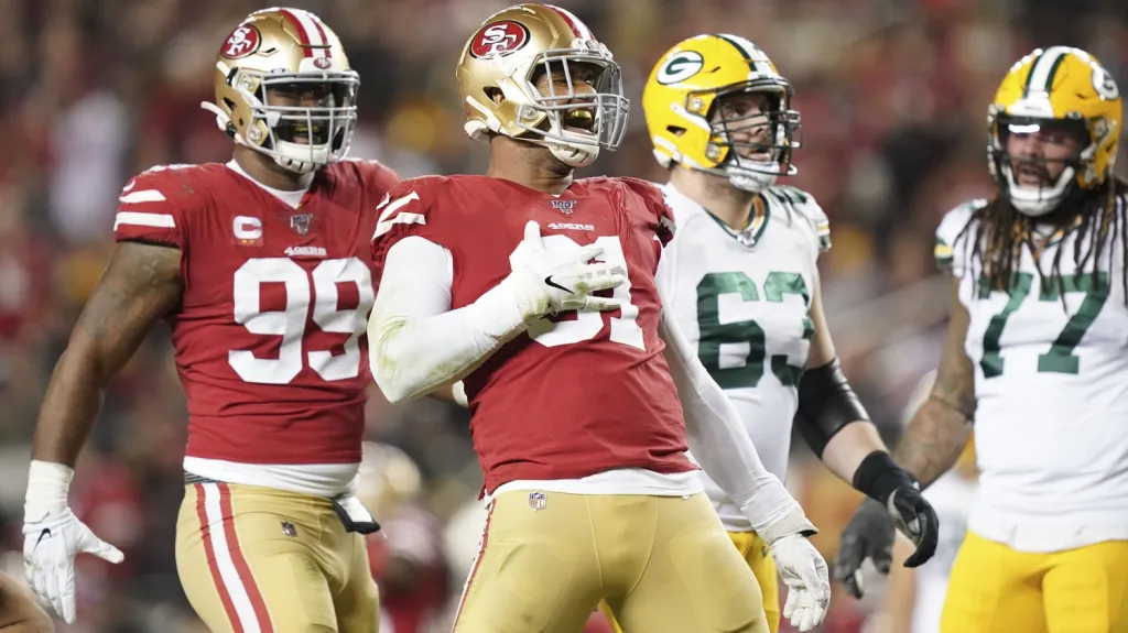 Arik Armstead ze San Francisca slaví úspěšný sack na Aarona Rodgerse
