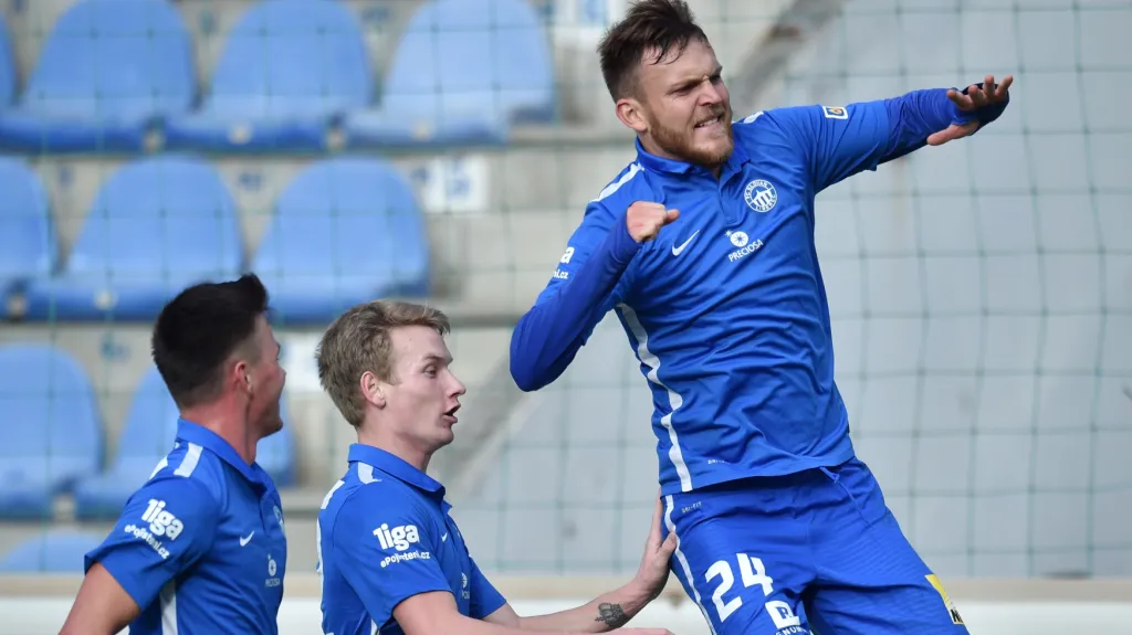 Daniel Bartl (vpravo) slaví gól do sítě Hradce Králové