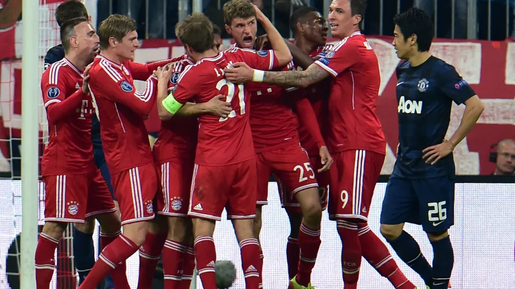 Slavící hráči Bayernu Mnichov v zápase s Manchesterem United