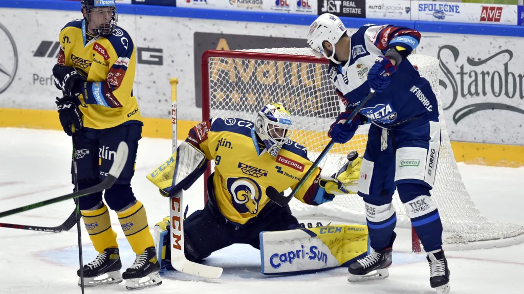 Zlínský brankář Libor Kašík čelí střele hráčů Komety Brno