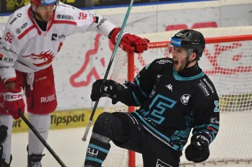 Vít Jiskra z Karlových Varů slaví třetí gól v zápase s Třincem