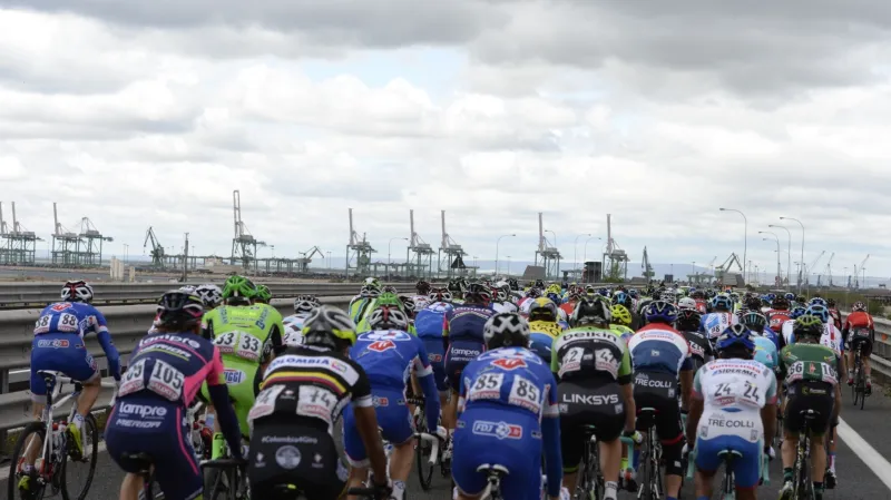 Peloton na trati páté etapy