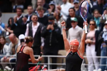 Diana Šnajderová se raduje z vítězství nad Arynou Sabalenkovou
