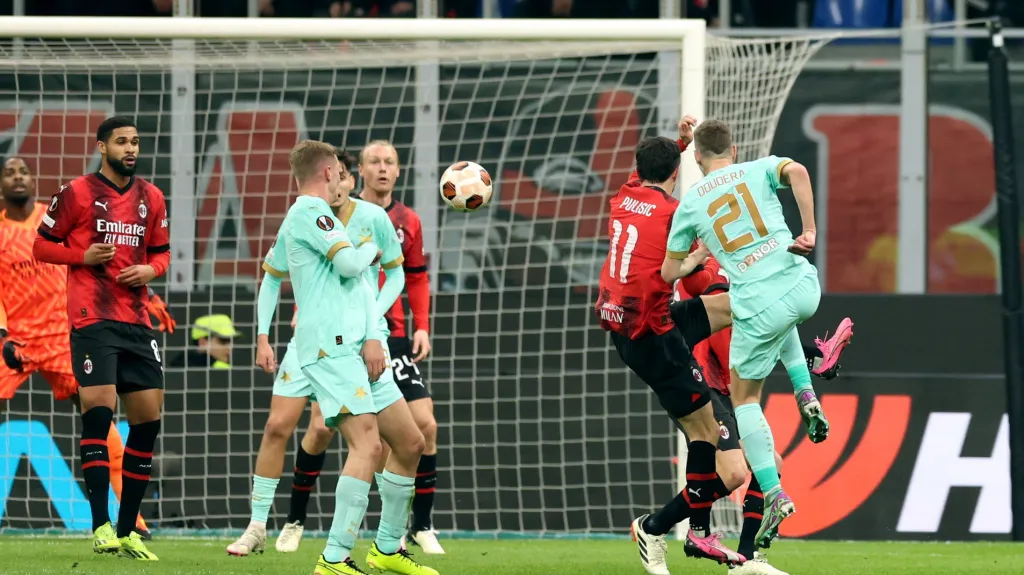 David Douděra ze Slavie střílí gól na milánském San Siru