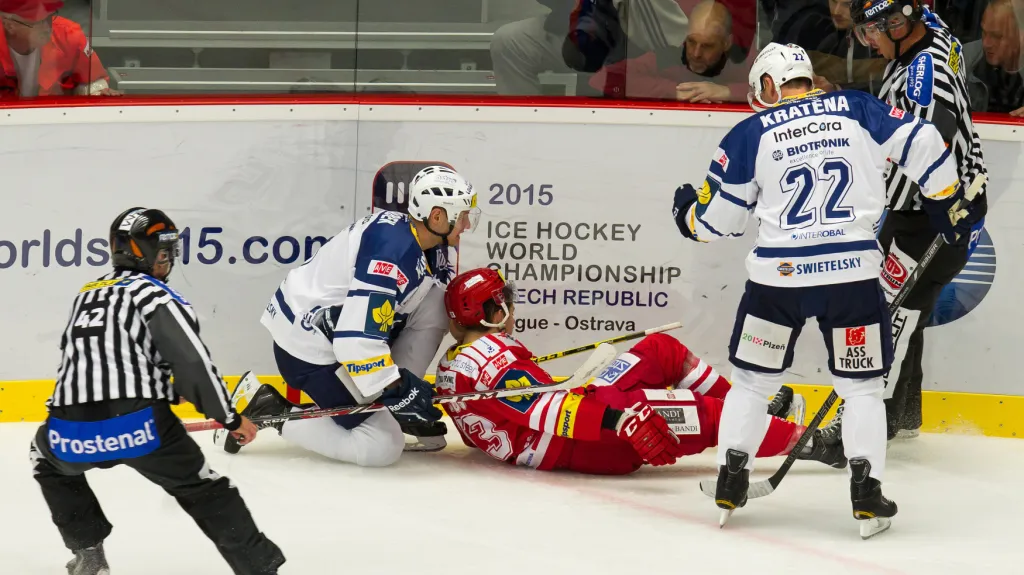 Radim Matuš z Třince zůstal ležet na zemi po faulu Jakuba Jeřábka z Plzně (vlevo)