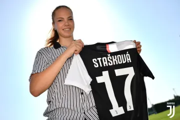Andrea Stašková s dresem Juventusu