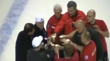 Ruský tým oslavoval přímo na ledě