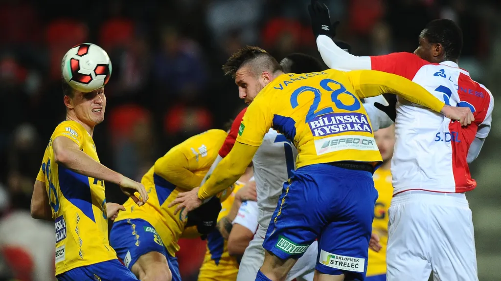 Teplický David Vaněček míří hlavou do vlastní sítě v utkání se Slavií